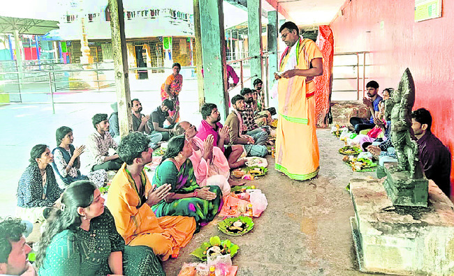 నవగ్రహాల వద్ద శనిపూజలు
2