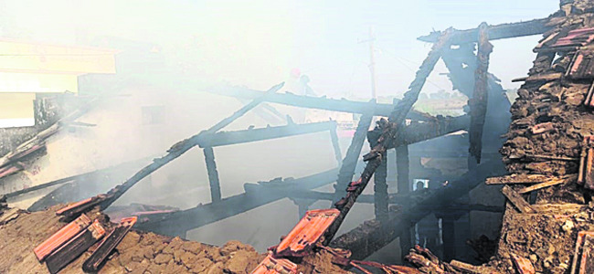 జాతీయ నాయకుల ఫొటోలకు రక్తాభిషేకం1