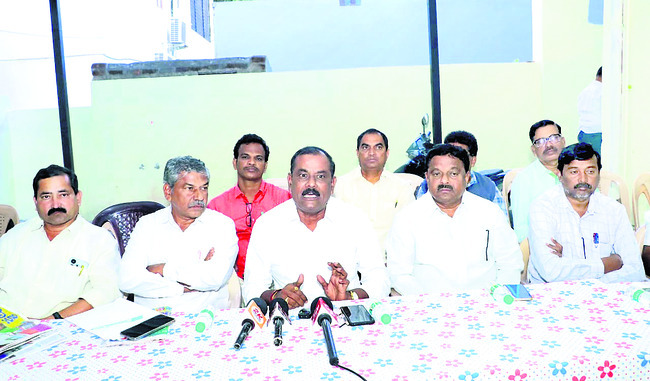 ఉద్యోగులపై సస్పెన్షన్‌ ఎత్తివేయాలి1