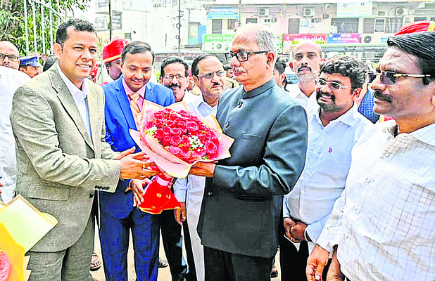 హైకోర్టు జడ్జిని కలిసిన న్యాయశాఖ ఉద్యోగులు 
1