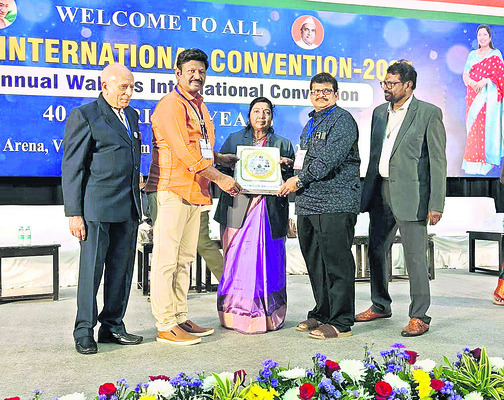 హైకోర్టు జడ్జిని కలిసిన న్యాయశాఖ ఉద్యోగులు 
2