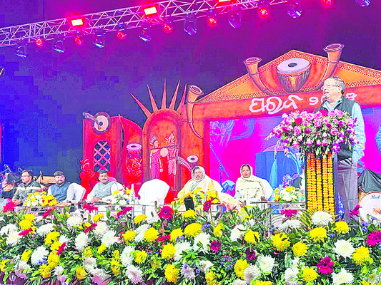 ఎయిర్‌పోర్టుని విస్తరిస్తాం1