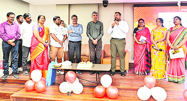 ఏపీ సీఆర్‌డీఏ కార్యాలయంలో సెమీ క్రిస్మస్‌ వేడుకలు 
2