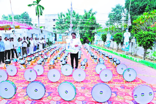 శ్రీకాళహస్తిలో ముందస్తుగా జగన్‌ జన్మదిన వేడుకలు1