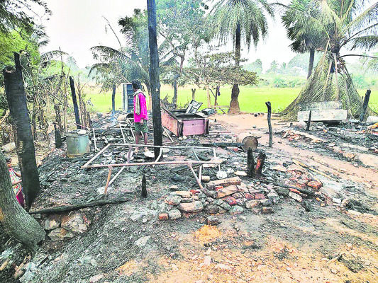 అగ్నిప్రమాదంలో పూరిళ్లు దగ్ధం 1