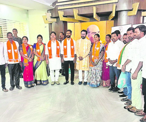 సర్పంచ్‌ పదవి.. రాజకీయాలకు తొలిమెట్టు 
2