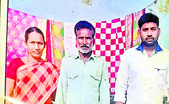 ●  ఆదుకున్న కుటీర పరిశ్రమ 
1