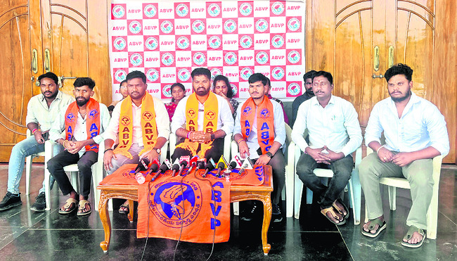 పాఠశాల విద్యార్థులకు కంటి పరీక్షలు 
1