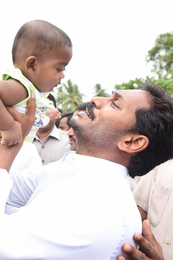YS Jagan Mohan Reddy Cute Moments With Kids Photos2