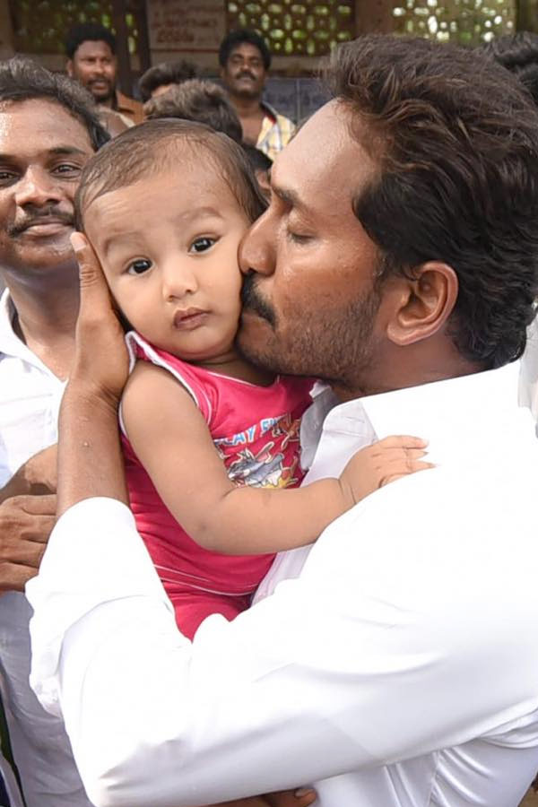 YS Jagan Mohan Reddy Cute Moments With Kids Photos12