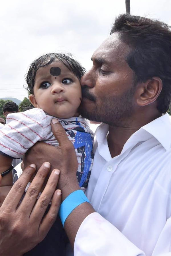 YS Jagan Mohan Reddy Cute Moments With Kids Photos13