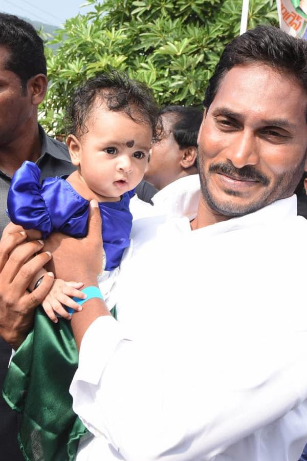 YS Jagan Mohan Reddy Cute Moments With Kids Photos15