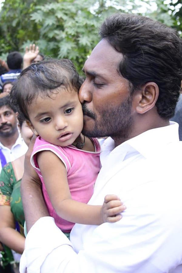 YS Jagan Mohan Reddy Cute Moments With Kids Photos16