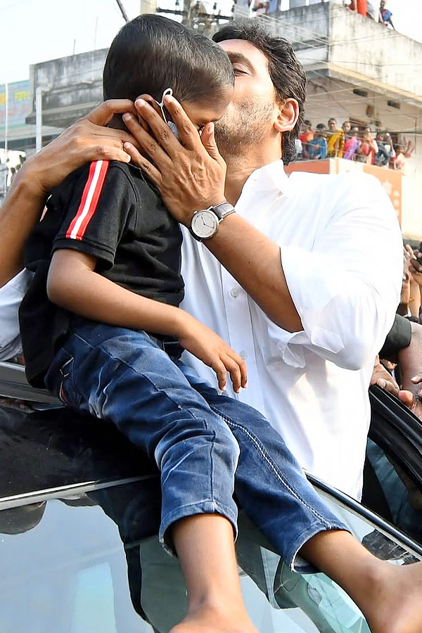 YS Jagan Mohan Reddy Cute Moments With Kids Photos17