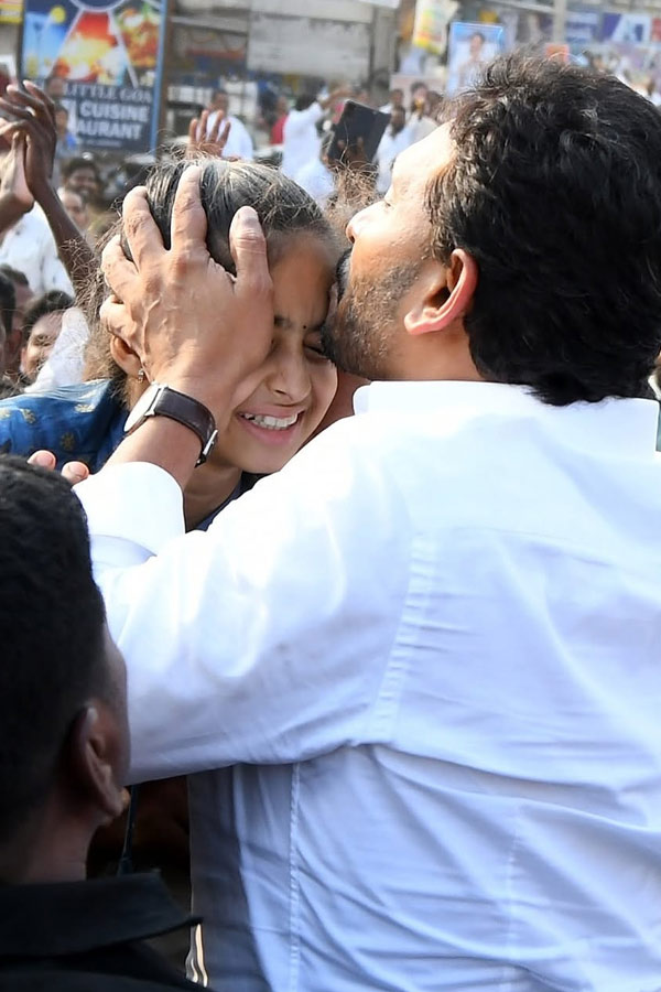 YS Jagan Mohan Reddy Cute Moments With Kids Photos18