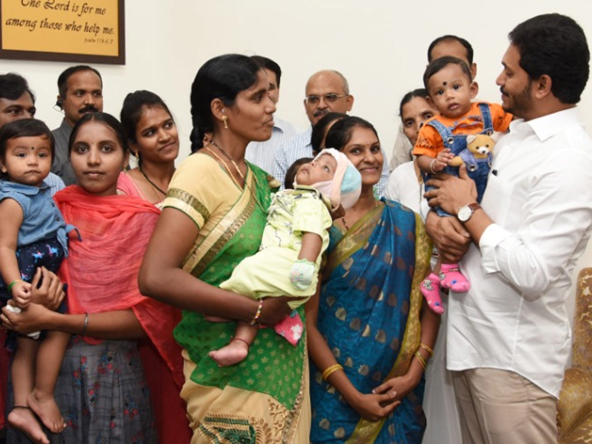 YS Jagan Mohan Reddy Cute Moments With Kids Photos19