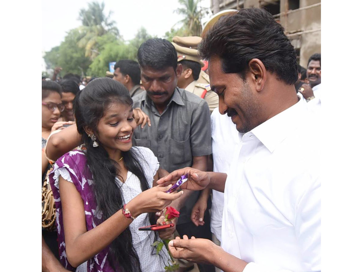 YS Jagan Mohan Reddy Cute Moments With Kids Photos3