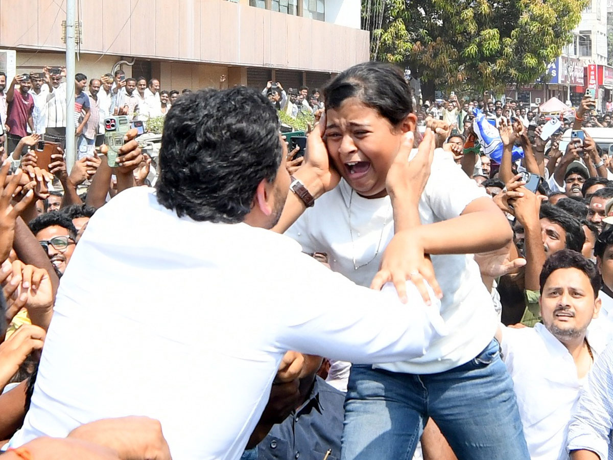 YS Jagan Mohan Reddy Cute Moments With Kids Photos8