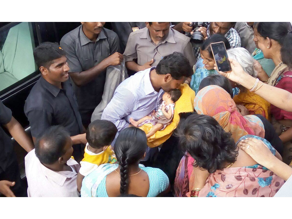 YS Jagan Mohan Reddy Cute Moments With Kids Photos4