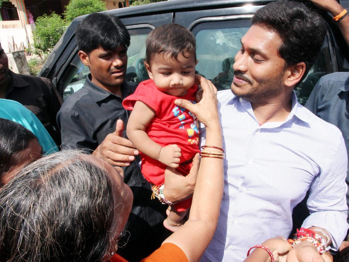 YS Jagan Mohan Reddy Cute Moments With Kids Photos5