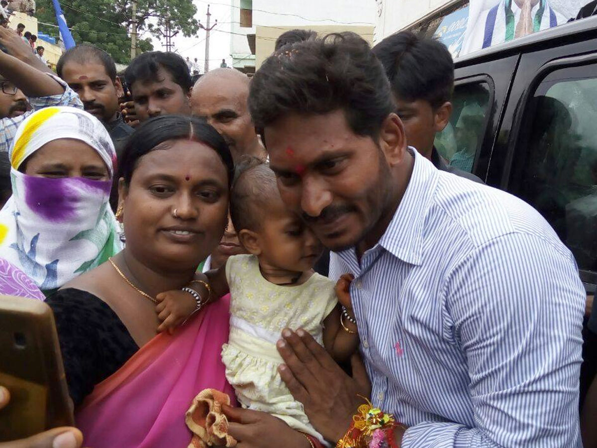 YS Jagan Mohan Reddy Cute Moments With Kids Photos6