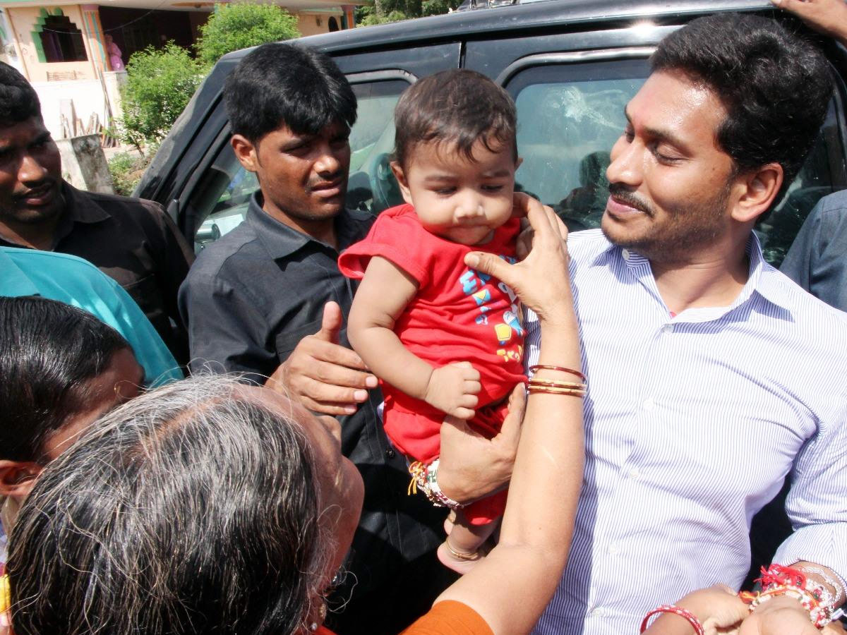 YS Jagan Mohan Reddy Cute Moments With Kids Photos10