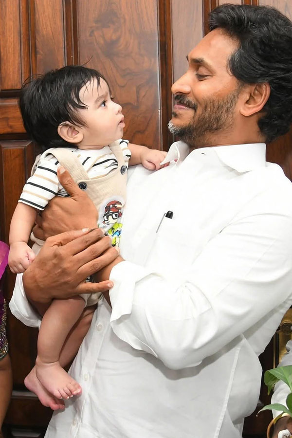 YS Jagan Mohan Reddy Cute Moments With Kids Photos11