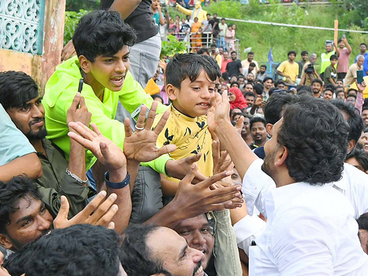 YS Jagan Mohan Reddy Cute Moments With Kids Photos22