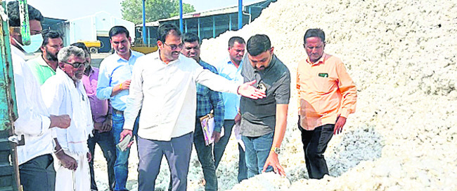 ● పత్తి విక్రయాల్లో అక్రమాలు ● సీసీఐ కొనుగోళ్లపై ఇటీవల 1