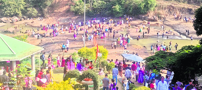 పోటెత్తిన పర్యాటక లోకం2