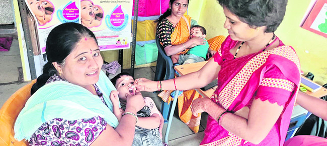 చిన్నారులకు పోలియో చుక్కలు2