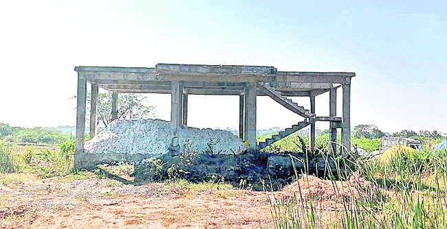 ● నేడు కొలువుదీరనున్న పాలకవర్గాలు ● గ్రామాల్లో పేరుకుపో1