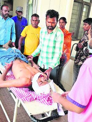 కారు ఢీకొని యువకుడికి తీవ్ర గాయాలు1