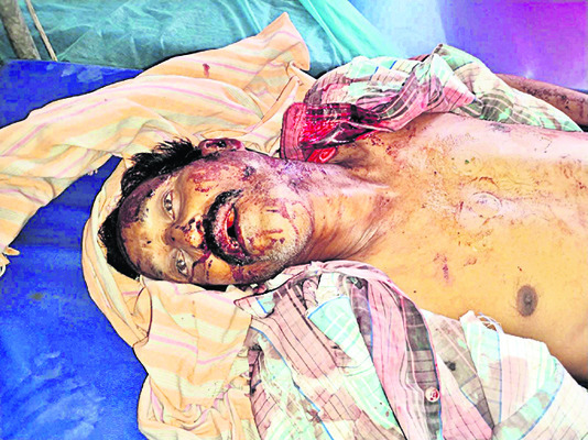 వ్యాన్‌ బోల్తా.. ఇద్దరు మృతి 2