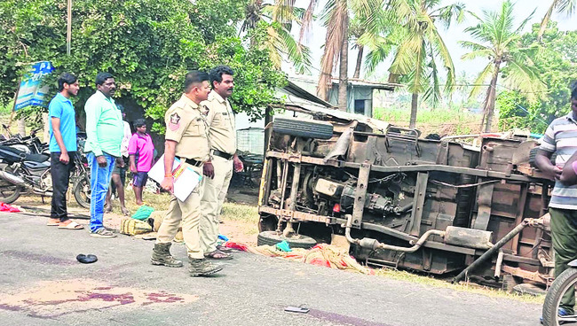 వ్యాన్‌ బోల్తా.. ఇద్దరు మృతి 1