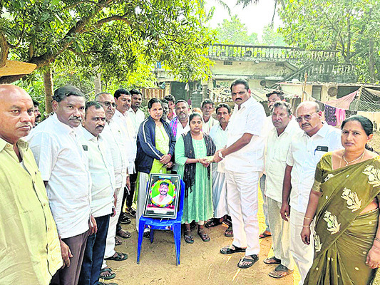 మృతుల కుటుంబాలకు మాజీ ఎమ్మెల్యే పరామర్శ1