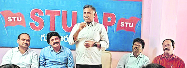 మోడల్‌ స్కూల్‌ టీచర్ల ఉద్యోగ  విరమణ వయస్సు 62 ఏళ్లకు పె1