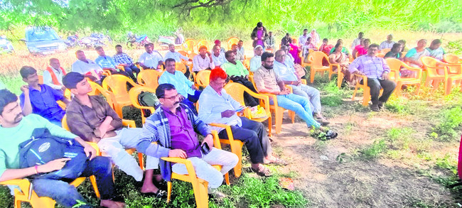 ప్లాట్ల కోసం పైసలు తీసుకుని..1