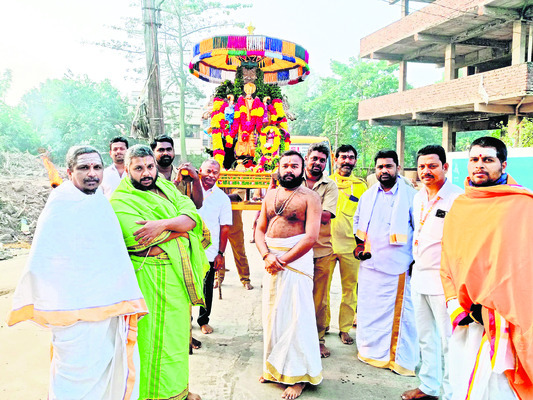 నేత్రపర్వం.. గ్రామోత్సవం 
1