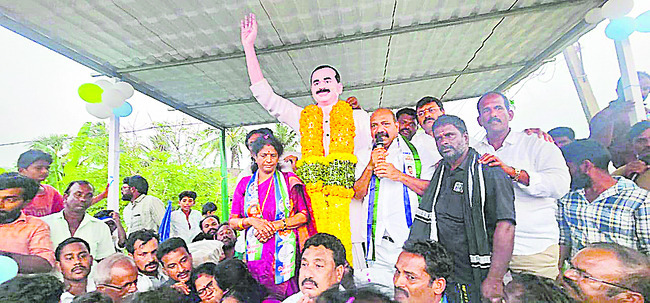 ఉప్పాడలో వైఎస్‌ విగ్రహాష్కరణ 1