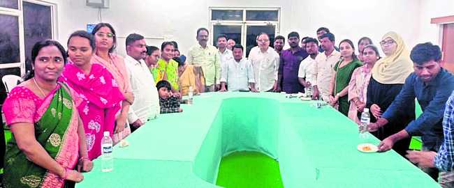 ఉపాధ్యాయులపై యాప్‌ల భారం తగ్గించాలి 2