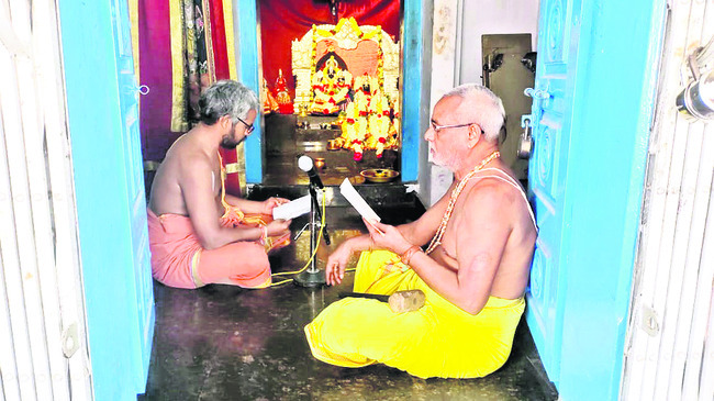 రామాలయంలో పారాయణం
1