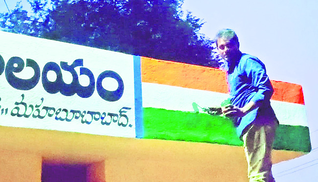 జీపీ భవనానికి  రంగులేసిన సర్పంచ్‌  2