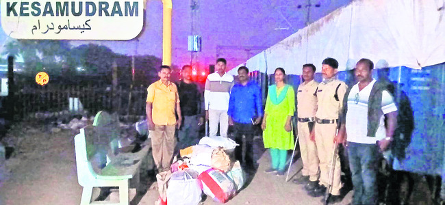 జీపీ భవనానికి  రంగులేసిన సర్పంచ్‌  1