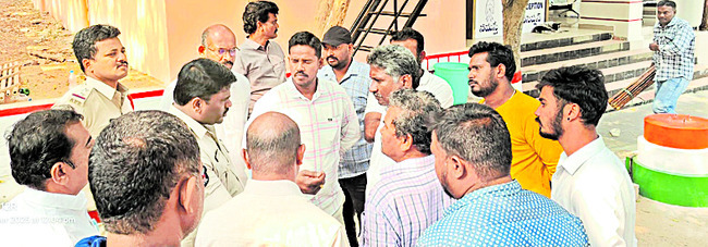 ఉండవల్లిలో ఫ్లెక్సీలు చింపిన గుర్తు తెలియని వ్యక్తులు 1