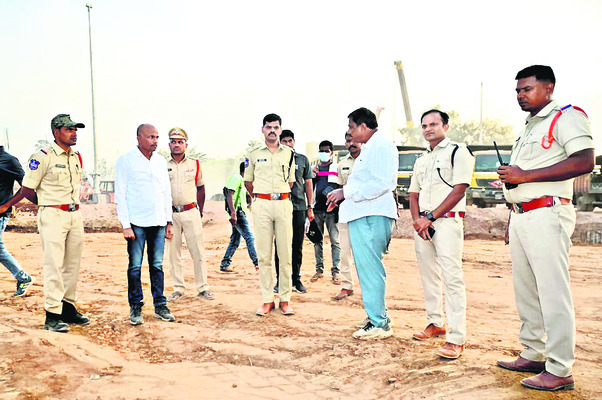 జాతర పనులు పరిశీలించిన ఎస్పీ
2