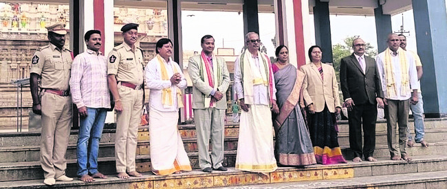 వేదగిరీశురుడిని దర్శించుకున్న హైకోర్టు జడ్జి దంపతులు 
1