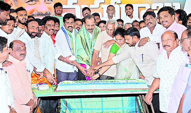 ఘనంగా జననేత జన్మదిన వేడుకలు 2