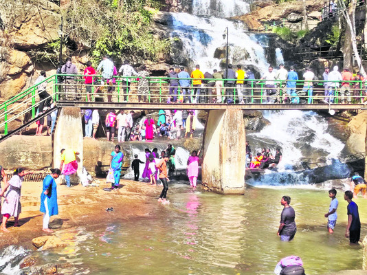 పోటెత్తిన పర్యాటక లోకం3