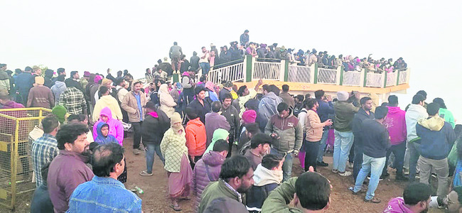 పోటెత్తిన పర్యాటక లోకం4